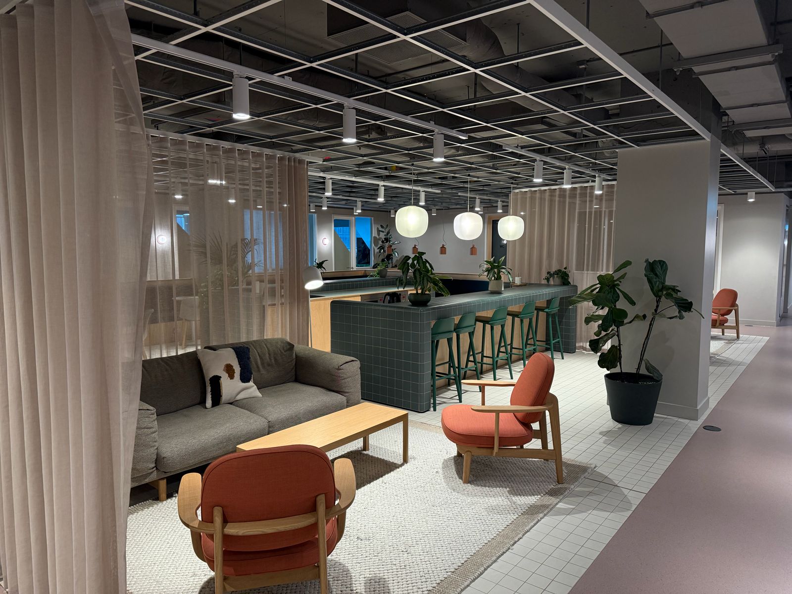 Coworking day pass London in 2026: prices, 24-hour access, day office hire and booking